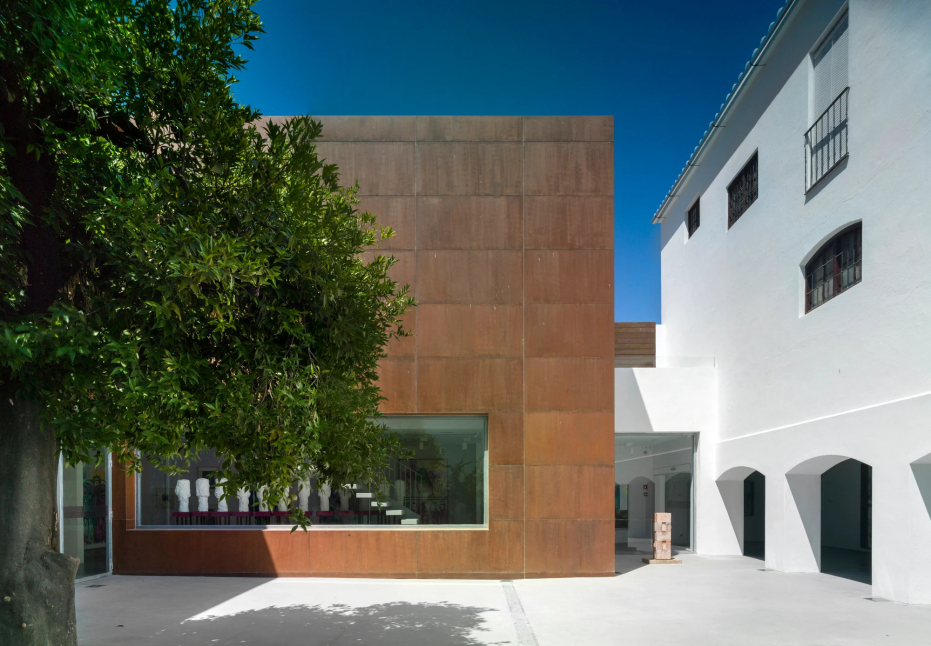 Los 100 de Azcona. Lírica y política: el arte de expresar contra el miedo. Acción sonora en la que intervienen: Elena Pedrosa, Virginia Pedrosa (Soprano) y Álvaro SanBartolomé (Piano)