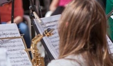 La Escuela de Jazz Big Band llena la plaza del Teatro Cervantes